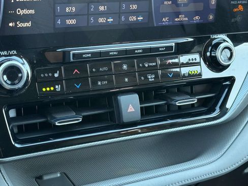 Used 2021 Toyota Highlander Platinum FWD image 19
