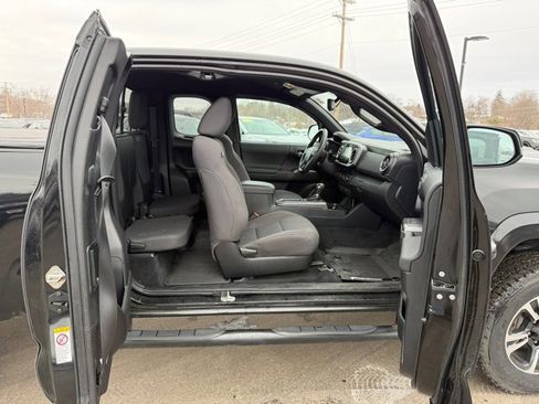 Used 2019 Toyota Tacoma TRD Sport w/ Technology Package image 25