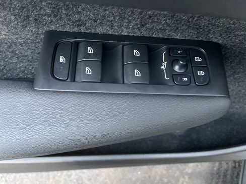 Used 2025 Volvo XC40 B5 Plus image 38