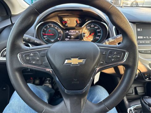Used 2017 Chevrolet Cruze LT FWD image 17