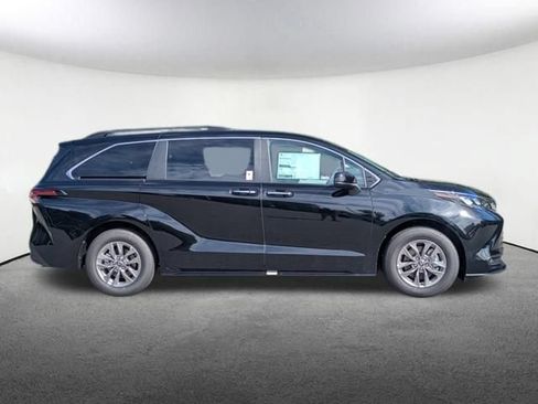 New 2026 Toyota Sienna XLE AWD/4WD image 4