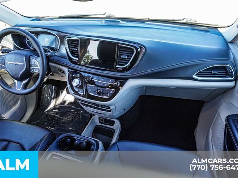 Used 2024 Chrysler Pacifica Select image 28
