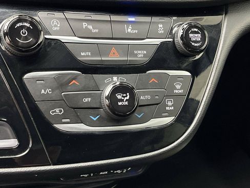 Used 2025 Chrysler Pacifica Select FWD image 21