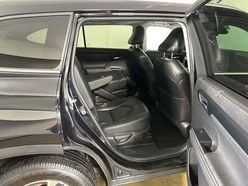 Used 2024 Toyota Highlander XLE AWD/4WD image 16