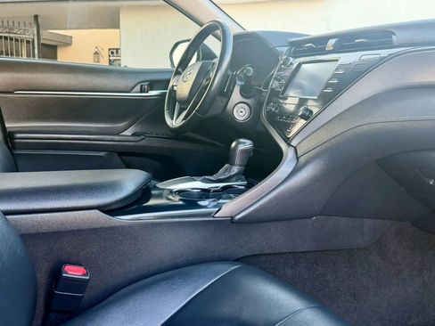Used 2020 Toyota Camry SE FWD image 6