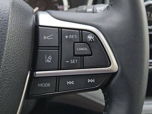 Used 2024 Toyota Highlander XLE FWD image 27