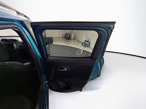 Used 2020 Jeep Renegade Latitude FWD image 29