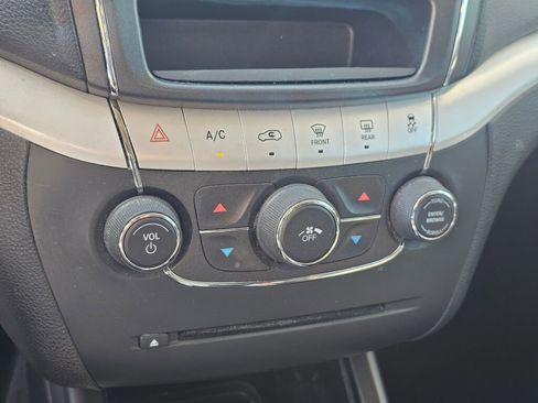 Used 2019 Dodge Journey SE image 34