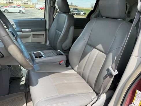 Used 2008 Chrysler Town & Country Touring image 9