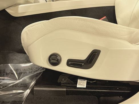 Used 2023 Volvo XC60 B5 Plus w/ Protection Package Premier image 14