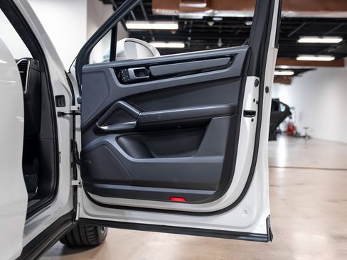 Used 2022 Porsche Cayenne Turbo S image 54