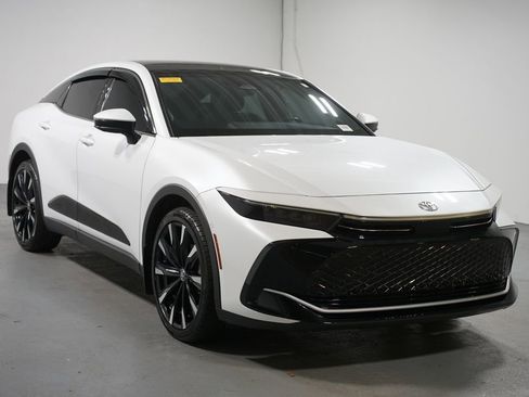 Used 2024 Toyota Crown Platinum image 3