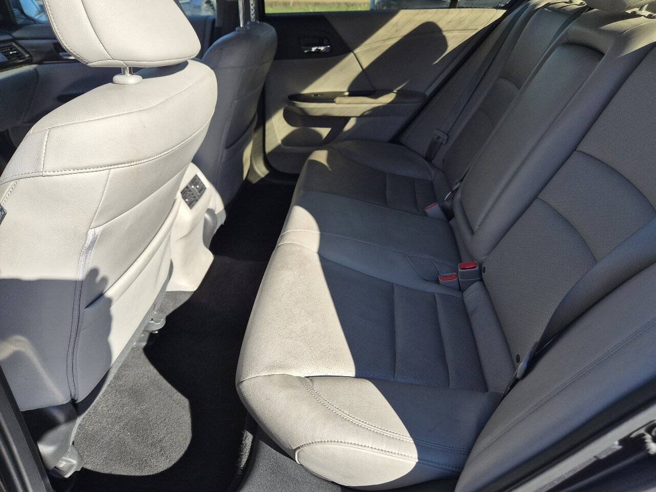 Used 2017 Honda Accord EX-L image 10