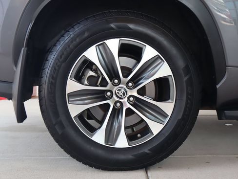 Used 2022 Toyota Highlander XLE FWD image 12