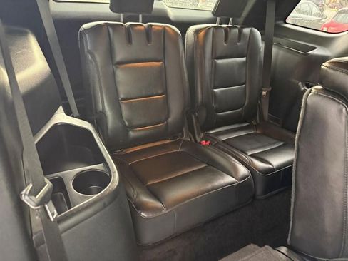 Used 2017 Ford Explorer XLT w/ Equipment Group 202A AWD/4WD image 12