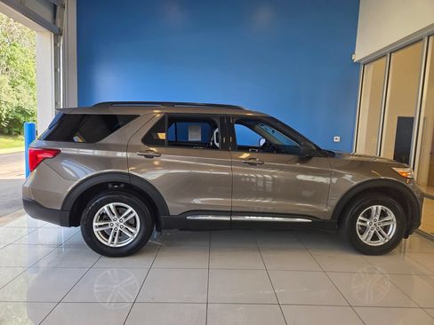 Used 2021 Ford Explorer XLT w/ Equipment Group 202A AWD/4WD image 5