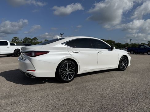 Used 2025 Lexus ES 350 w/ Premium Package FWD image 2