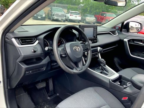 Used 2021 Toyota RAV4 XLE w/ Convenience Package FWD image 18
