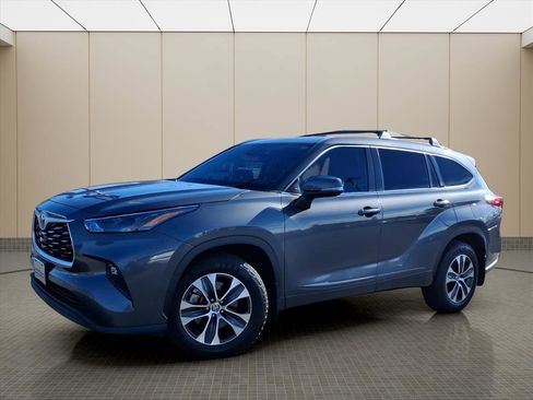 Used 2022 Toyota Highlander XLE image 2