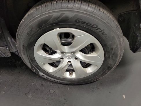 Used 2020 Toyota RAV4 LE image 10