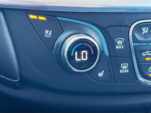 Used 2021 Chevrolet Traverse Premier FWD image 21