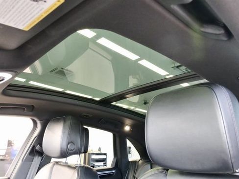 Used 2021 Porsche Macan Base image 32