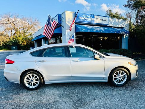 Used 2019 Ford Fusion SE image 12