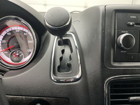 Used 2017 Dodge Grand Caravan SE image 18