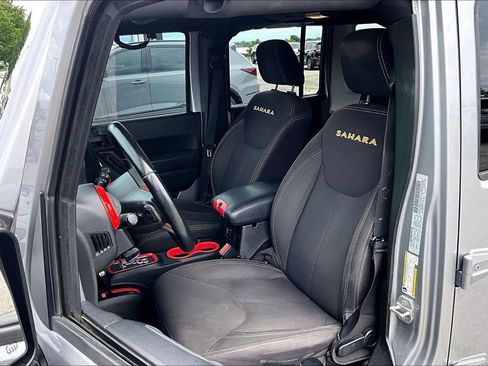 Used 2015 Jeep Wrangler Unlimited Sahara w/ Connectivity Group AWD/4WD image 34