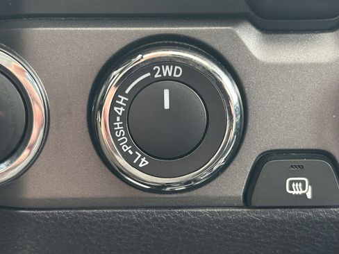 Used 2018 Toyota Tacoma TRD Sport AWD/4WD image 29