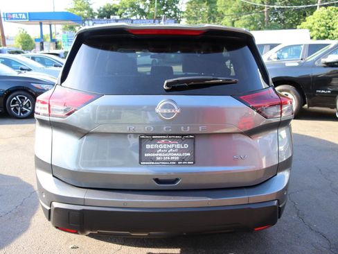 Used 2024 Nissan Rogue SV FWD image 4
