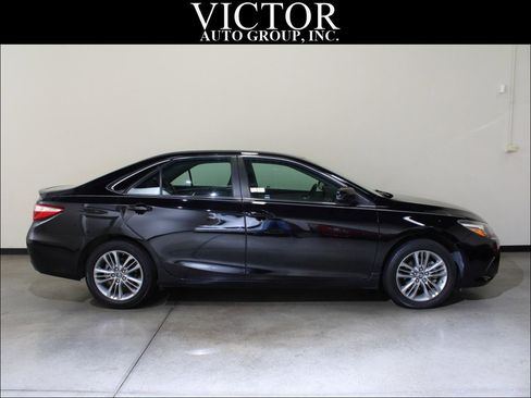 Used 2017 Toyota Camry SE image 9