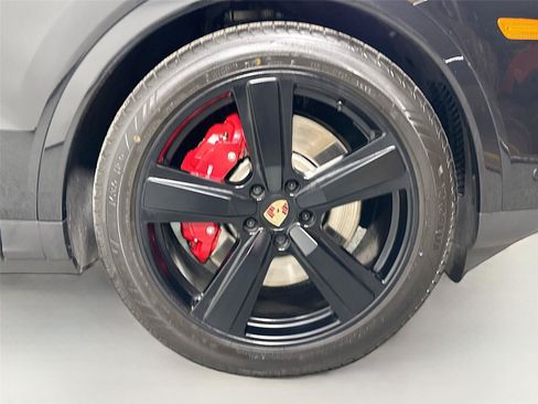 Certified 2025 Porsche Cayenne S AWD/4WD image 14