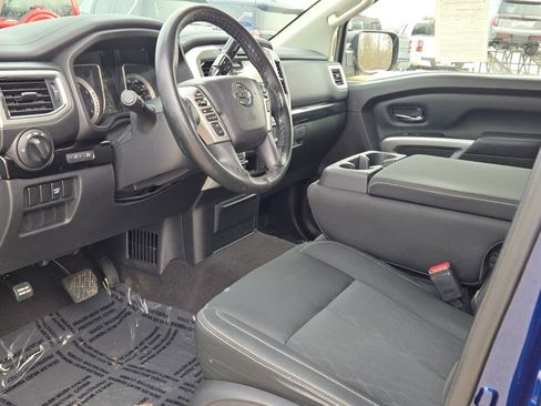 Used 2017 Nissan Titan SV image 19