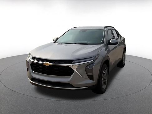 Used 2025 Chevrolet Trax LT FWD image 6