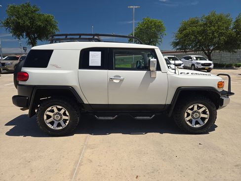 Used 2014 Toyota FJ Cruiser 4WD w/ Convenience Package image 2