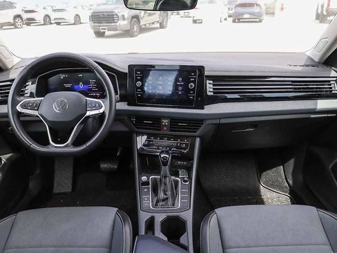 Certified 2025 Volkswagen Jetta SE w/ Sunroof Package image 12