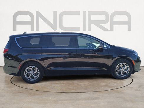 Certified 2024 Chrysler Pacifica Limited image 11