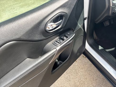 Used 2019 Jeep Cherokee Latitude w/ Popular Appearance Group FWD image 12