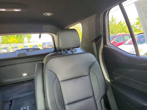 Used 2023 Chevrolet Traverse LT w/ Rear Camera Mirror Package FWD image 12