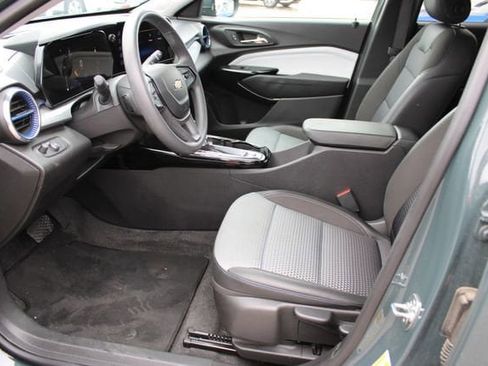 Used 2025 Chevrolet Trax LT image 15