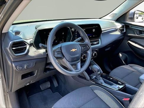 Used 2025 Chevrolet TrailBlazer LT AWD/4WD image 12