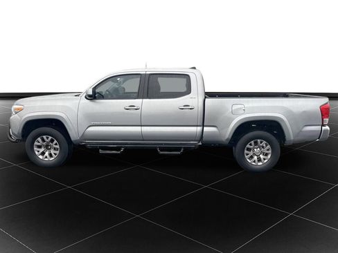 Used 2017 Toyota Tacoma SR5 w/ Tow Package RWD image 2