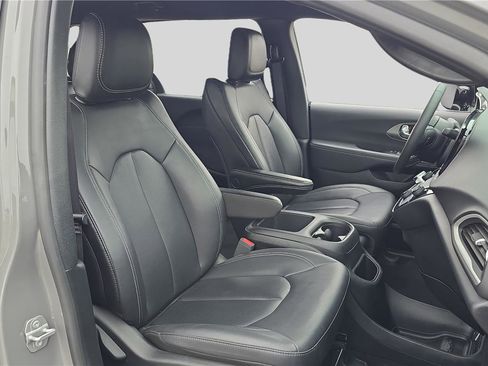 Used 2025 Chrysler Pacifica Select FWD image 14