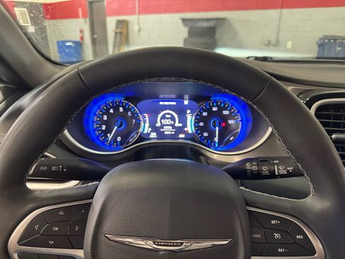 Used 2025 Chrysler Pacifica Select FWD image 10