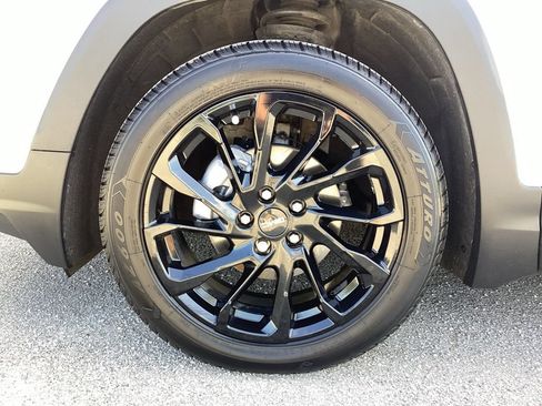Used 2024 GMC Terrain SLE w/ Driver Convenience Package FWD image 17