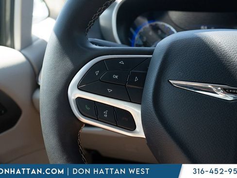 Used 2023 Chrysler Pacifica Touring-L FWD image 10