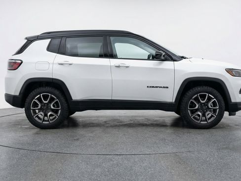 Used 2025 Jeep Compass Trailhawk image 11