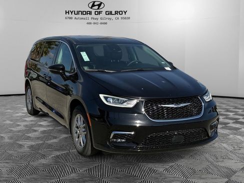 Used 2024 Chrysler Pacifica Touring-L image 3