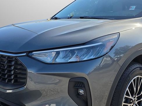 Used 2025 Ford Escape SE image 32